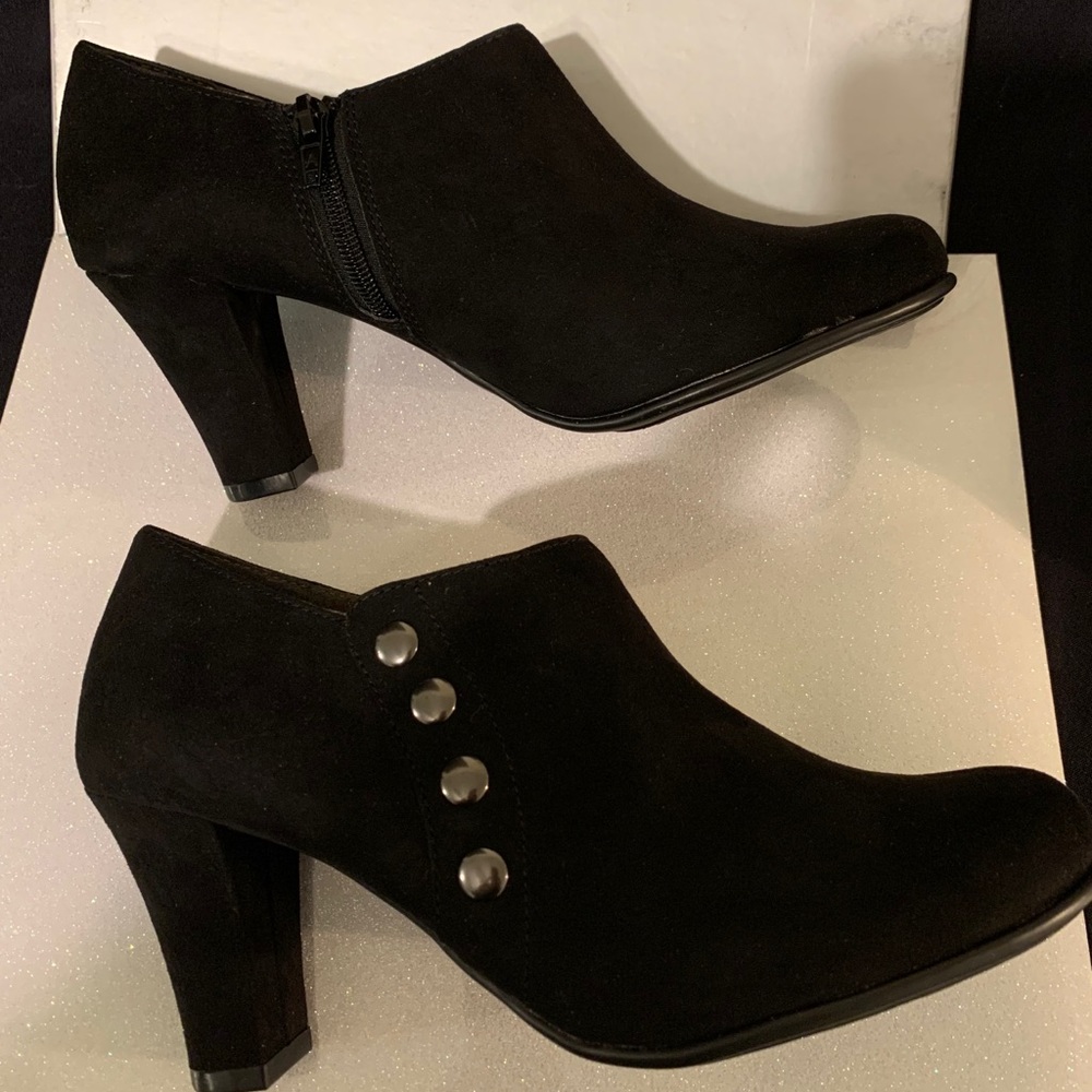 New Aerosoles Outrole Black Booties Faux Suede Zip